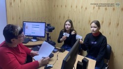 Сестри-двійнята отримали готові ID-картки