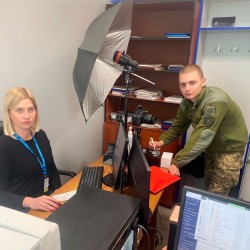 У Сокальському відділі допомогли оформити ID-картку військовослужбовцю