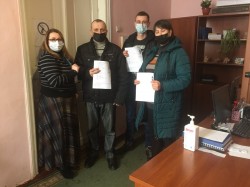 Усією сім’єю за ID-карткою