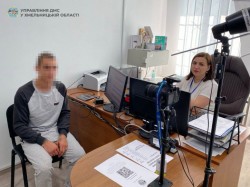 Виїхав з окупованої території та планує стати до лав ЗСУ: на Хмельниччині оформили ID-картку 24-річному чоловіку