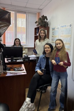 Разом і з документами - 5 паспортів для родини!