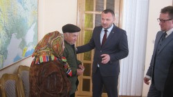Заступник голови ОДА та керівник Міграційної служби Вінниччини вручили паспорти постраждалим від вибухів у Калинівці