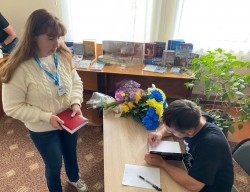 Слово, народжене війною: міграційники Хмельниччини відвідали  презентаційну виставку книги військового медика