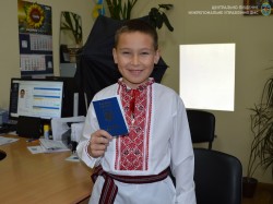Дитинство без кордонів: 10-річний Артем оформив паспорт для  подорожей за кордон
