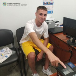 Нападник збірної України з футболу отримав паспорт у Хмельницькому