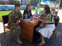 В Херсоні , на Центральній площі міста, надавали консультації щодо оформлення біометричного паспорта для виїзду за кордон