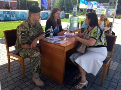  В Херсоні , на Центральній площі міста, надавали консультації щодо оформлення біометричного паспорта для виїзду за кордон