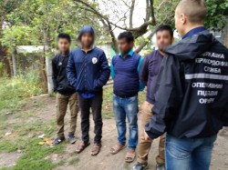 У передмісті Одеси прикордонники виявили семеро громадян Бангладеш та Нігерії без документів