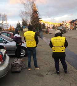 Запорізькі міграційники примусово видворили за межі України росіянку, яка ухилялась не тільки від виїзду з країни, а й від виконання своїх материнських обов`язків