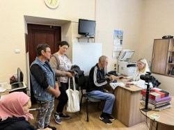 Врятовані з лівого берега херсонці оформлюють закордонні паспорти на Одещині