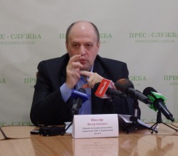 Перший заступник начальника УДМС в Чернівецькій області Віктор Пислар розповів журналістам про ID-картки