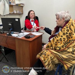 У Миколаєві, що на Львівщині вручили ID-картки пацієнткам Херсонського геріатричного центру