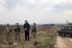 На кордоні з Польщею виявили сигарети в порогах мікроавтобуса та нелегала із Африки