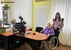 Безбар”єрність, увага та супровід: ІД-картка для 87-річної заявниці!