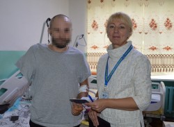 Після поранення: військовому вручили закордонний паспорт у лікарні