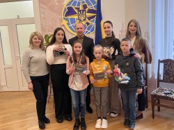 Маленьким учасникам виставки «Великдень у війні» вручили подарунки
