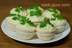 Салат з сиром і часником