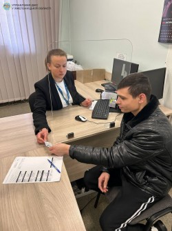 Перший паспорт у 21 рік: працівники УДМС Хмельниччини продовжують  документувати представників ромської спільноти