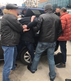 ВНУТРІШНЯ БЕЗПЕКА НАЦІОНАЛЬНОЇ ПОЛІЦІЇПІЙМАЛА «НА ГАРЯЧОМУ»ПОЛІЦЕЙСЬКОГО ЗАПОРІЖЖЯ, ЯКИЙ ВИМАГАВ 2,5 ТИСЯЧІ ДОЛАРІВ ВІД ВЛАСНИКА ВИКРАДЕНОГО АВТО
