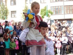 Працівники ДМС в Чернівецькій області привітали дітей з закінченням навчання