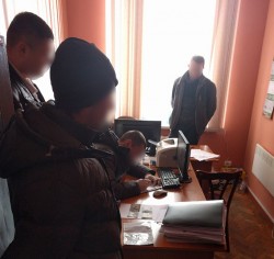 НА ХМЕЛЬНИЧЧИНІ ВНУТРІШНЯ БЕЗПЕКА НАЦПОЛІЦІЇ ЗАТРИМАЛА ВИНУВАТЦЯ ДТП, ЯКИЙ НАДАВ ХАБАРА ПОСАДОВЦЮ ПОЛІЦІЇ