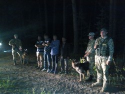 На Сумщині прикордонники затримали групу нелегальних мігрантів з Південно-Східної Азії