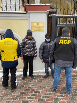 Двох росіян, які перейшли на нелегальне становище в Україні, примусово відправили на батьківщину