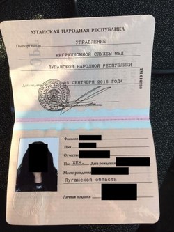 На лінії розмежування прикордонники виявили у жінки паспортний документ терористичної організації