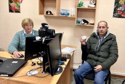 Міграційники оформили ID-картку чоловіку, що повернувся із США з радянським паспортом