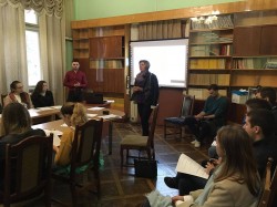 У Чернівцях майбутнім історикам та політологам розповіли про закордонні паспорти