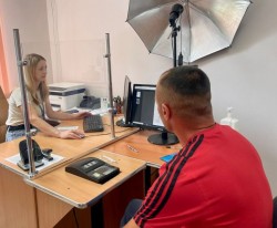 У Сокирянах оформили закордонний паспорт військовослужбовцю, який перебував два роки у полоні