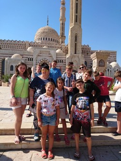 Группа детей переселенцев, вернулись с отдыха в Египте  