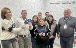Дев'ять паспортів за раз: багатодітна родина успішно оформила документи для подорожей