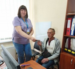 Паспорт СРСР досі в гаманцях українців: 61-річний чоловік отримав  першу ID-картку