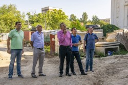Сергей Кивалов проверил готовность первого учебного кабинета в строящейся «Школе будущего» 