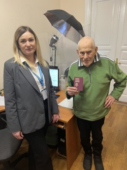 Вік не перешкода: у Волинській ДМС обслугували 89-річного громадянина Бельгії