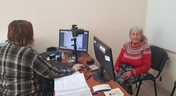 Кожному відвідувачу міграційної служби персональна увага!