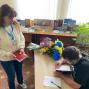Слово, народжене війною: міграційники Хмельниччини відвідали  презентаційну виставку книги військового медика