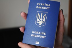 Частина закордонних паспортів українців втратила чинність: попередження міграційної служби