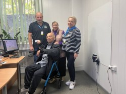У Харкові міграційники провели процедуру повернення з ПМП та видали паспорт у вигляді ID-картки 91-річному українцю