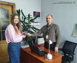 Поспішала на стажування: науковиці оперативно вклеїли фото до  паспорта