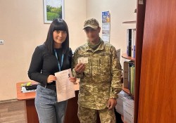 У 29 років отримав свій перший паспорт