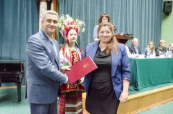 На урочистій церемонії з нагоди Дня науки України в Одеському Будинку вчених голова обласної ради Анатолій Урбанський нагородив почесними грамотами представників наукової еліти області. 