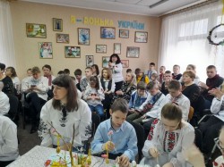 Рівненські міграційники розписували великодні писанки у Рівненському реабілітаційному центрі