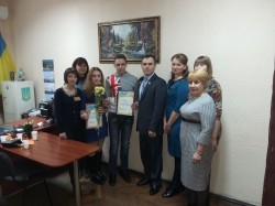 В Токмацькому відділі міграційної служби на Запоріжжі привітали перших власників паспортів європейського зразка