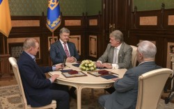 Порошенко встретился с экс-президентами Украины