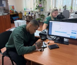 Футболіст Денис Ндукве обміняв ID-картку в Олександрівському  секторі ЦПМУ ДМС