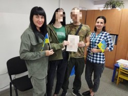 Міграційники деокупованої Ізюмщини вітають військових зі створенням нової родини