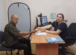 На Харківщини видали перший паспорт чоловіку, який понад пів року прожив в окупації