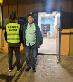 Ще одного неврегульованого мігранта примусово видворено до  країни походження